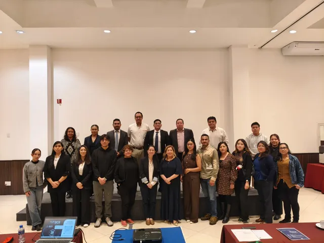 Participantes posando juntos al finalizar un evento profesional