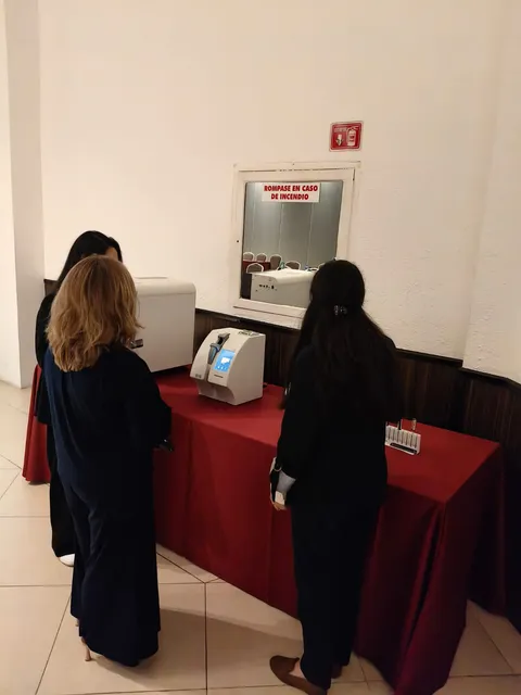 Participantes observando una demostración de equipo de laboratorio