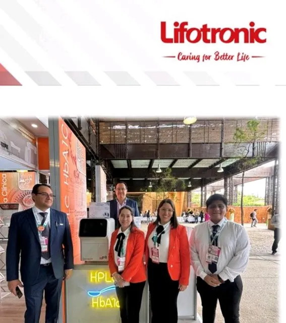 Participantes reunidos frente a un stand de Lifotronic