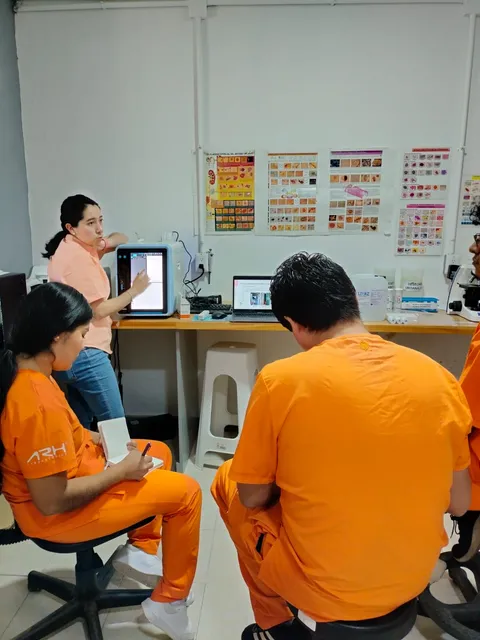 Sesión de capacitación con profesionales junto a un equipo de análisis