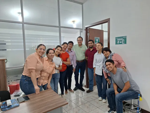 Grupo de profesionales reunidos en un laboratorio tras una actividad de capacitación