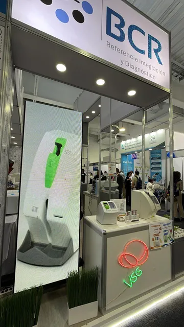 Stand de BCR con equipos de laboratorio en una exposición