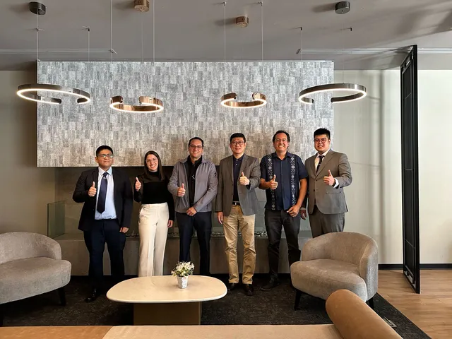 Grupo de profesionales reunidos en un encuentro empresarial