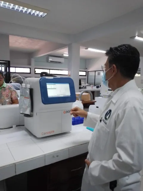 Especialista trabajando con un equipo de diagnóstico clínico